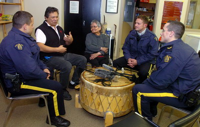 Image de membres du Groupe de sécurité du centre-ville s’entretenant avec des aînés des Premières Nations locales