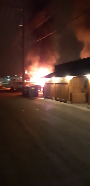 Photo de l’incendie survenu dans le parc de stationnement de l’hôtel Sunshine Inn.