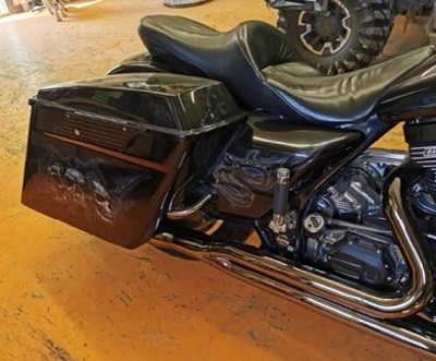 Sacoche et côté de la Harley peints à l’aérographe.