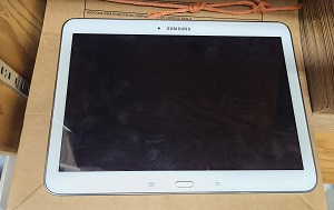 La tablette électronique de marque Samsung; elle est blanche et est recouverte d’un étui gris