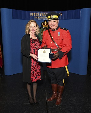 Civilian Kathy Parker with her Excellence in Valour award 