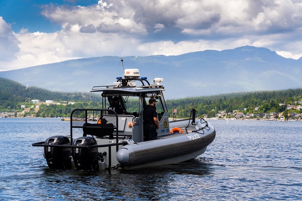 Deux agents effectuant une patrouille maritime à bord d’un bateau de la GRC de Coquitlam.