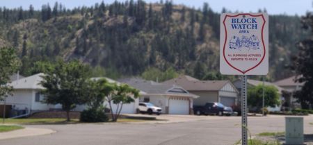 Un écriteau « Secteur Block Watch » est placé à côté de la rue dans un quartier de Kamloops. 