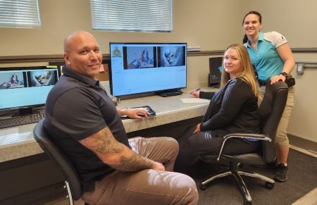 De gauche à droite, le gend. Phil Whiles, Heather Price, Ph. D. et le gend. Sam Rogers dans la salle de surveillance des entrevues au Big Bear Child Youth Advocacy Centre. 