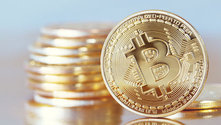 Une pile de pièces bitcoins