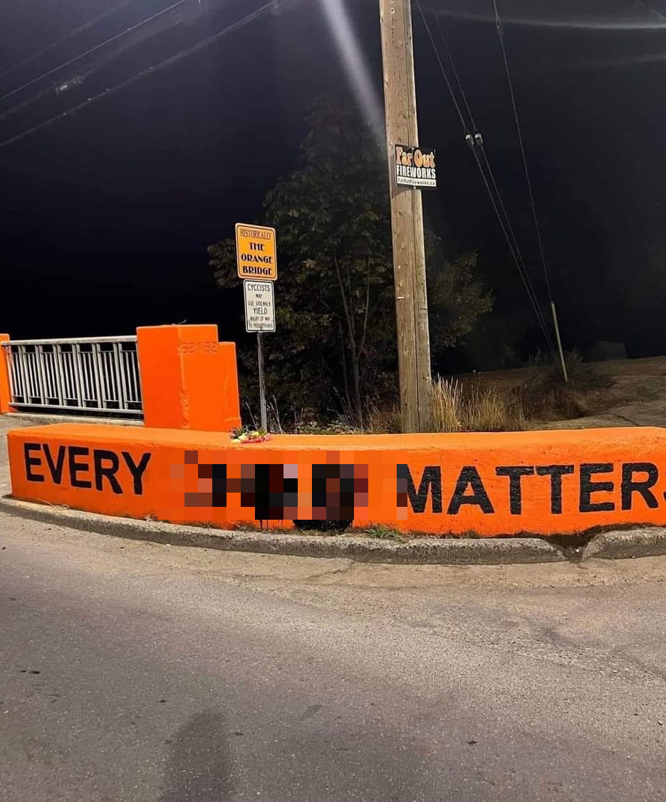 Graffiti on the barricade of the orange bridge