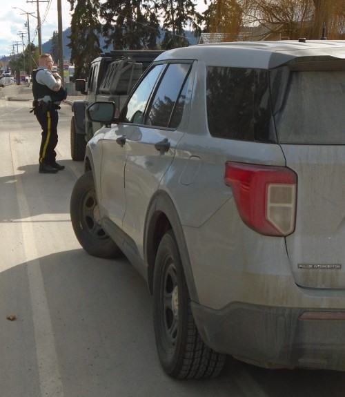 Photo du gendarme Hazlewood procédant au contrôle routier d’une camionnette noire. 