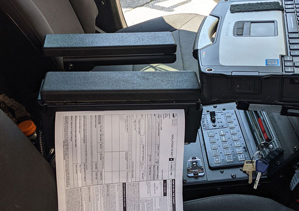 Photo d’une imprimante de contraventions électroniques dans un véhicule de patrouille de la GRC.
