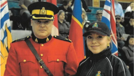 Photo de la cadette Mekenna Parker recevant son certificat de l’inspecteur (maintenant surintendant) Shaun Wright, officier des opérations de la GRC de Prince George.